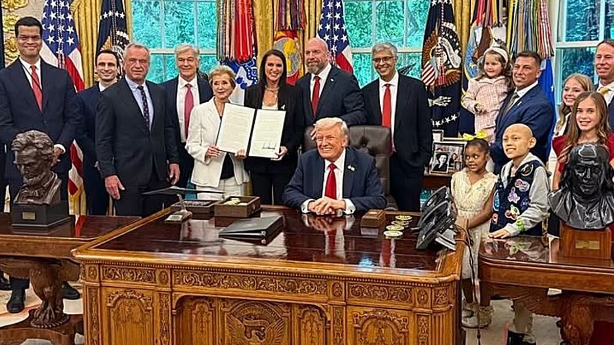 Triple H & Stephanie McMahon Visit White House, Meet President Trump