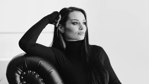 Saraya, Black And White